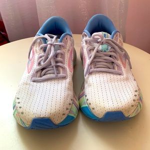 Brooks women’s sneakers